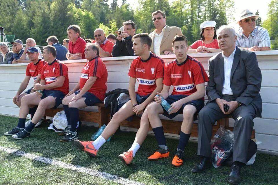 Andrei alaturi de cativa colegi, fratele sau Edi si tatal sau