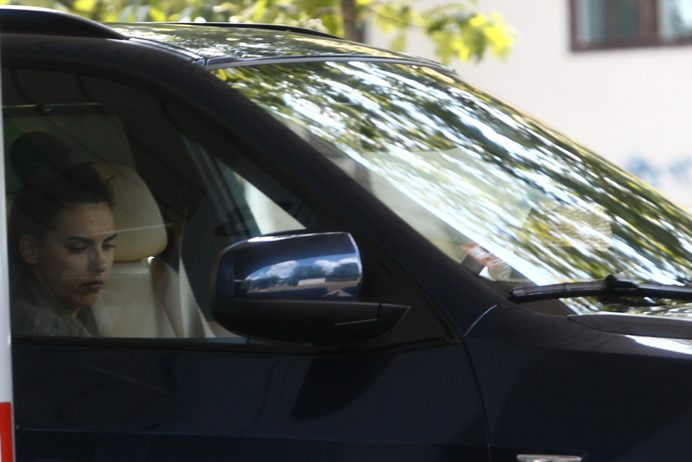 Lavinia Parva l-a asteptat pe artist in masina