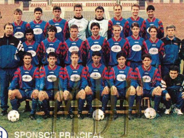 Virgil Lascarache, al doilea de la stanga la dreapta pe randul din mijloc, alaturi de jucatori precum Lacatus, Rachita, Danciulescu, Marius Baciu sau Laurentiu Reghecampf