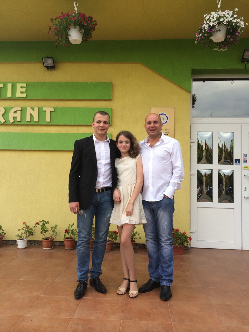 Cozmin Gusa alaturi de copiii lui