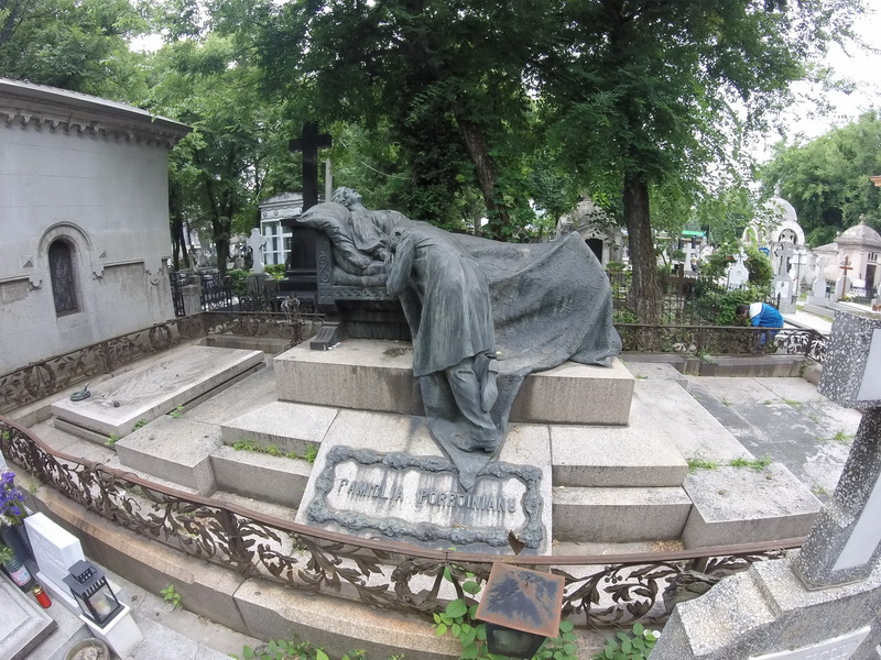 Cavoul familiei Poroinieanu este unul dintre cele mai impunatoare din Cimitirul Bellu