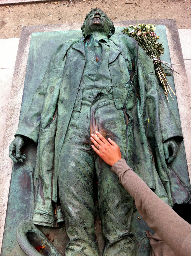 Acesta este mormantul lui Victor Noir din cimitirul parizian