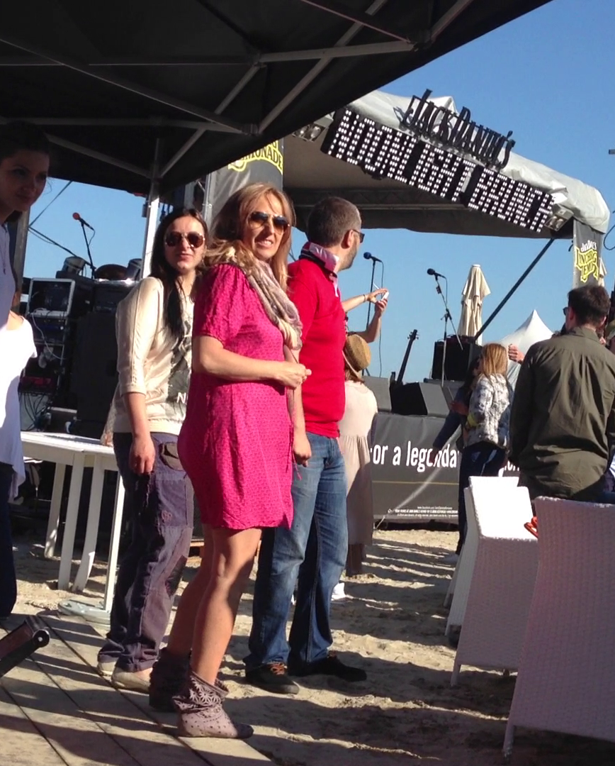 Vedeta a renuntat la doliu si se imbraca foarte sexy