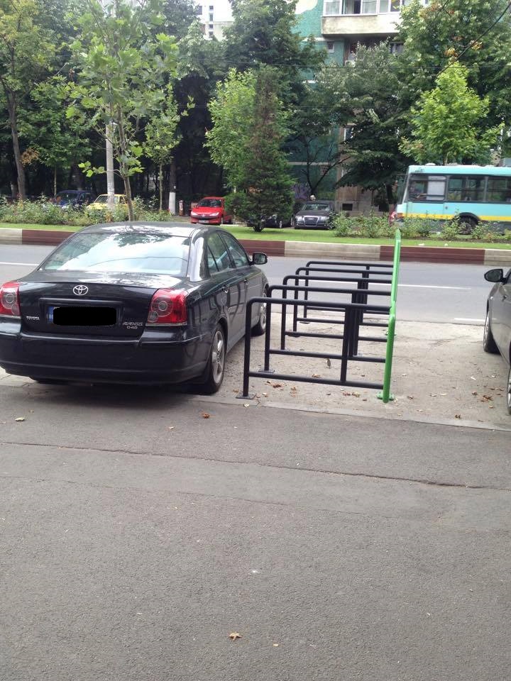 Un sofer priceput a reusit sa blocheze parcarea de biciclete, chair daca se vede cu ochiul liber ca sunt mai multe locuri goale