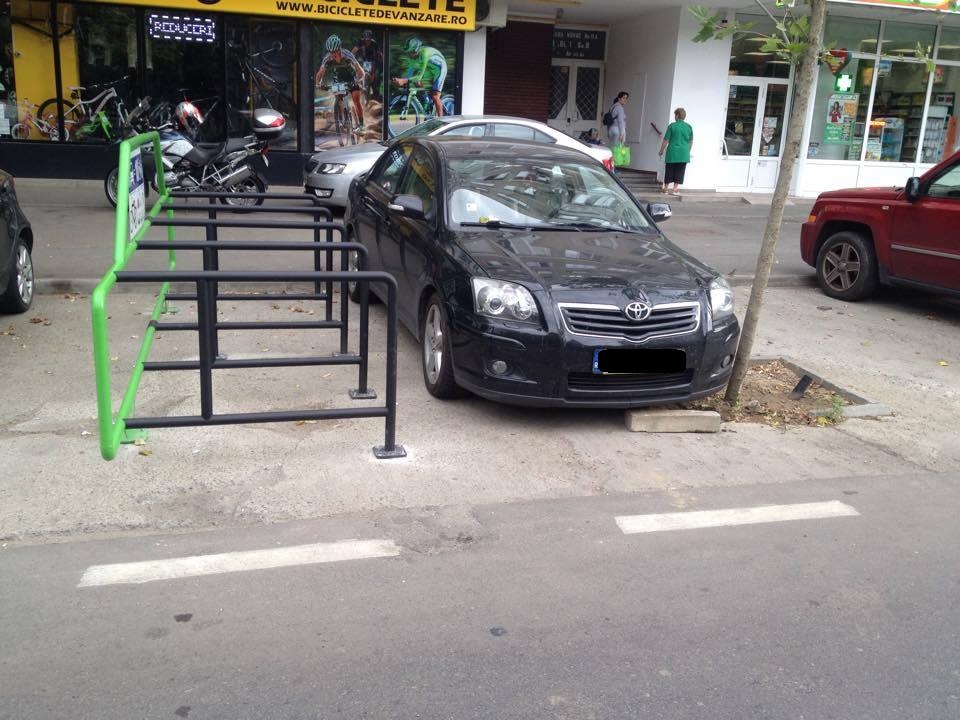 Dupa ce ca sunt putine parcari pentru biciclete in Capitala, ele mai sunt si blocate de soferii grabiti