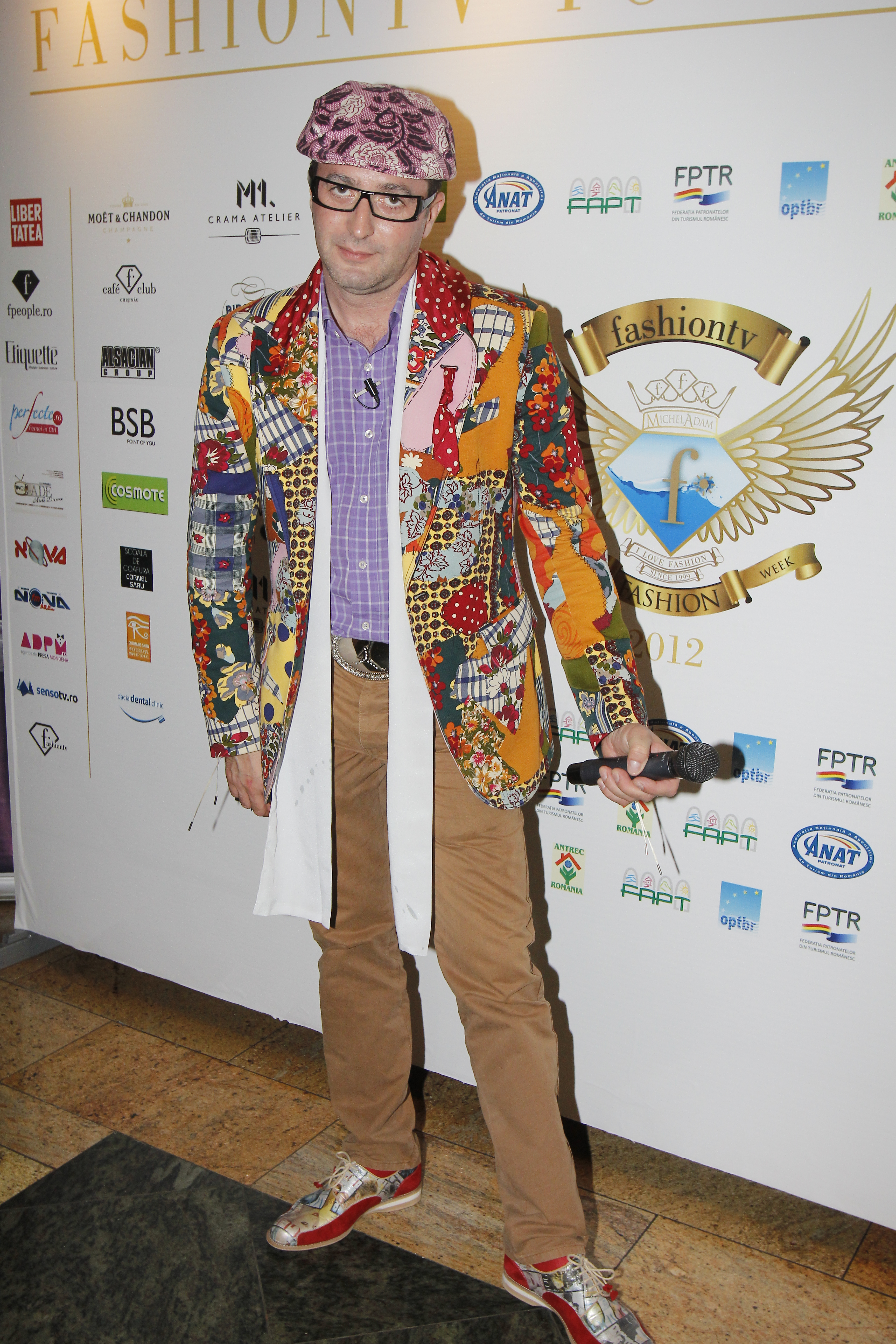 Desi aparitiile lui Dezbracatu' la evenimentele mondene sunt viu colorate, in viata privata, situatia lui este una gri