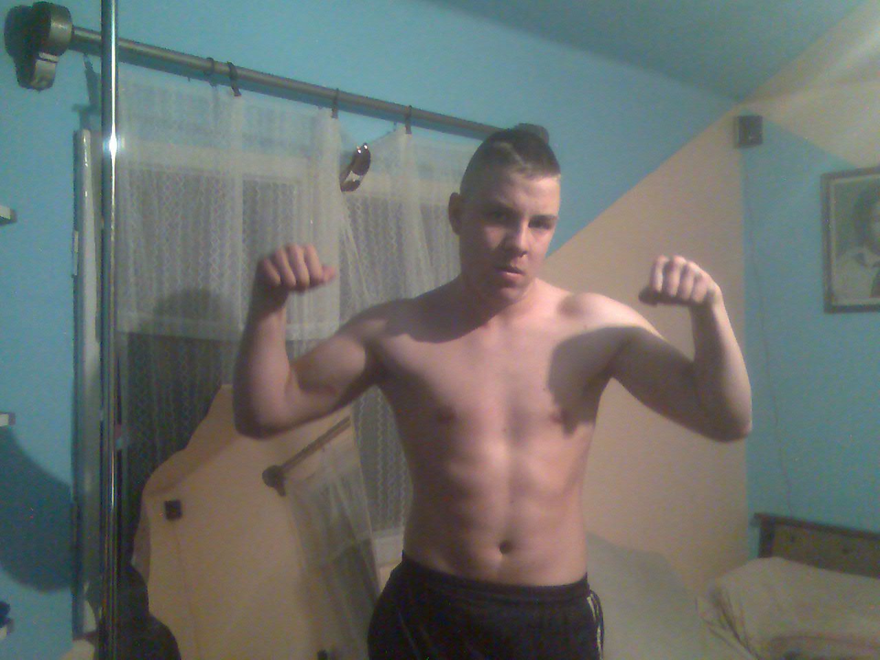 Gologan era mandru de fizicul sau