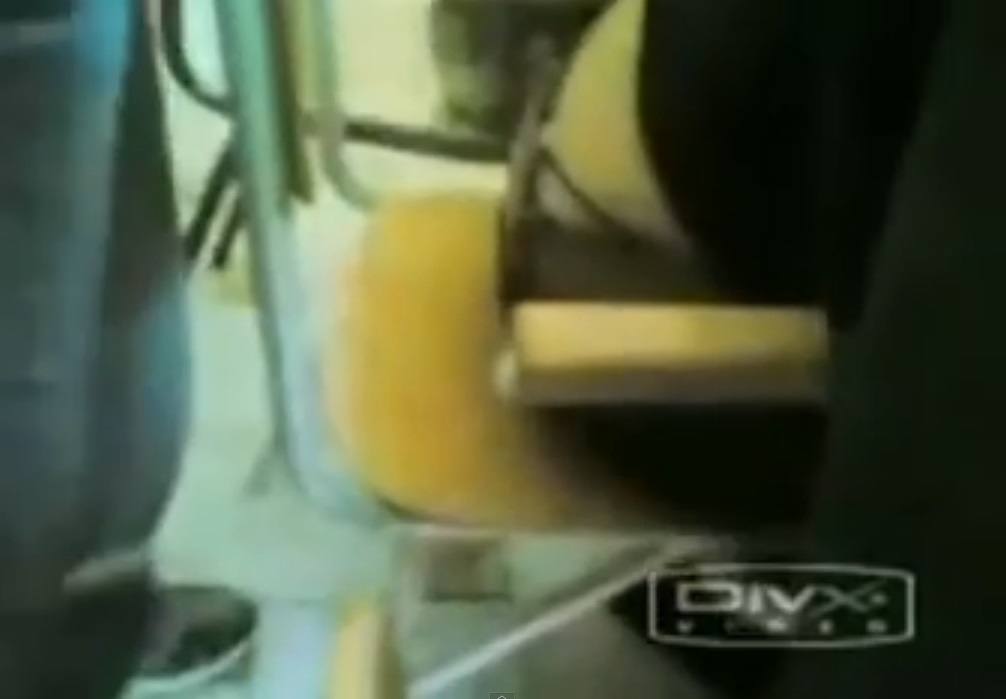 Pustii s-au filmat mai bine de un minut, timp in care puneau pe rand mana pe fundul profesoarei