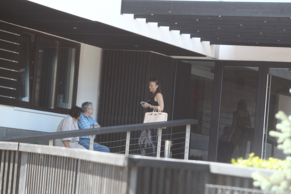 Inainte sa intre in cladire, fiica lui Mircea Sandu a stat de vorba cu cativa locatari