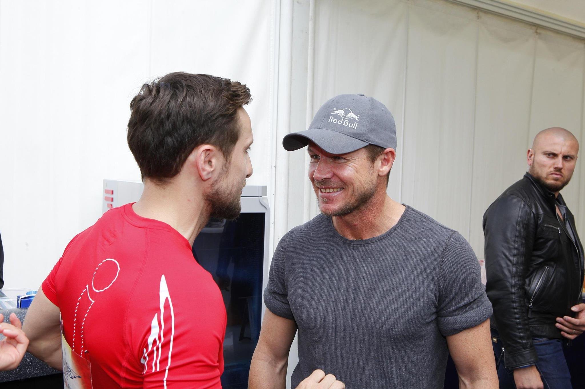 Bodyguardul lui Felix (plan indepartat) l-a tintit cu privirea pe Dani Otil