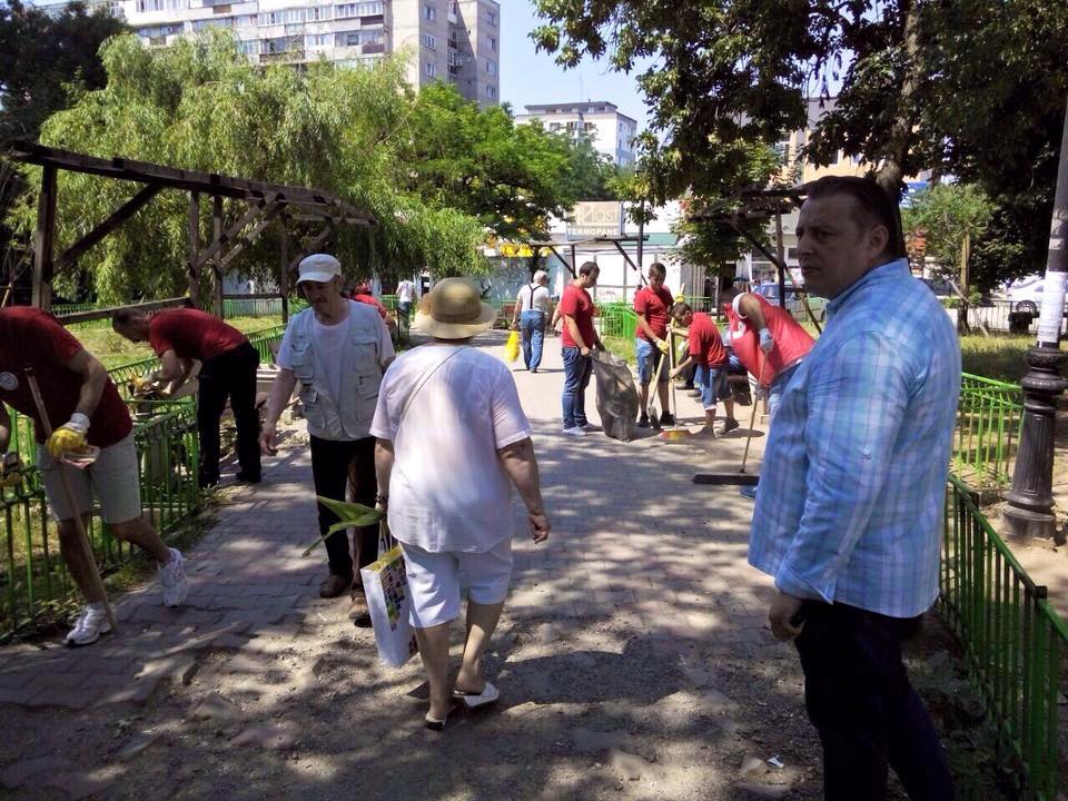 20 de voluntari au curatat strazile din sectorul 6