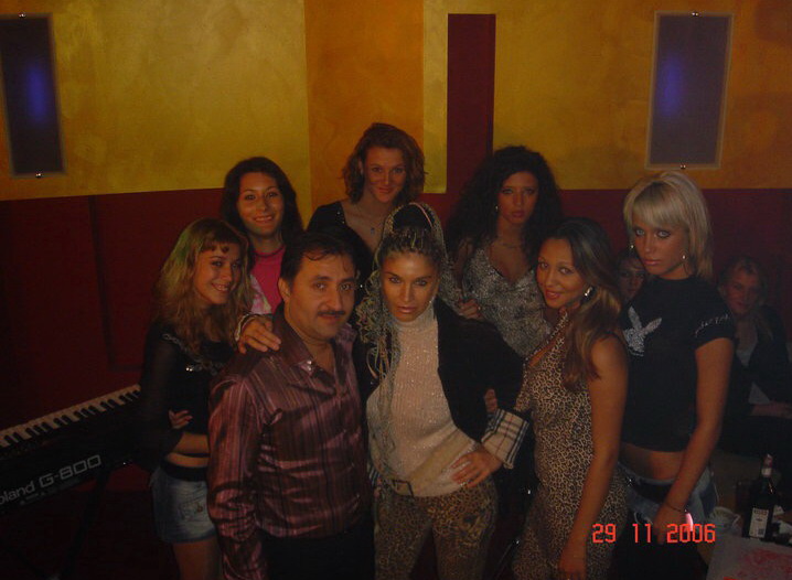 Loredana Chivu (ultima din dreapta)