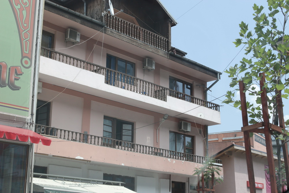 Daca in urma cu doi ani carciuma era plina de clienti in aceasta perioada, acum aici nu sunt decat muncitori