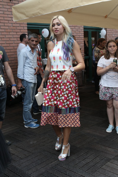 Sotia antrenorului Walter Zenga a optat pentru un look fresh