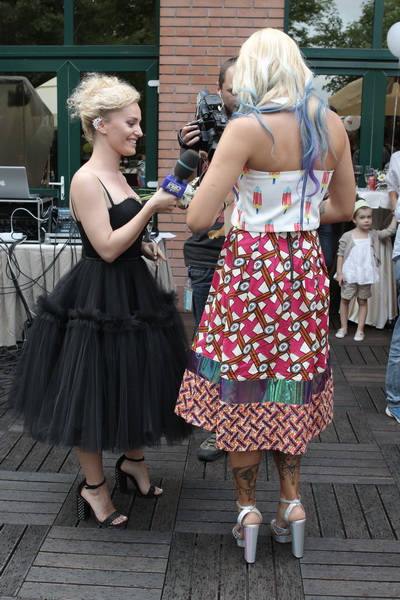 Blonda este plina de tatuaje