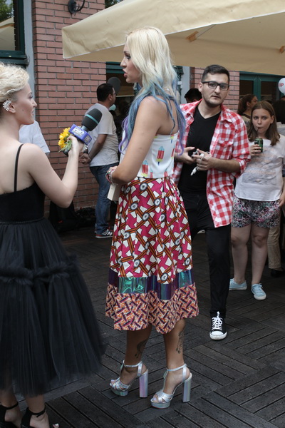 Frumoasa blonda a atras toate privirile