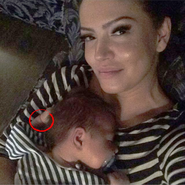 Mantea i-a pus fiului ei o bratara rosie ca sa-l fereasca de deochi