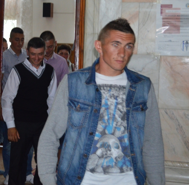 El este unul dintre tinerii care au batjocorit si umilit o copila