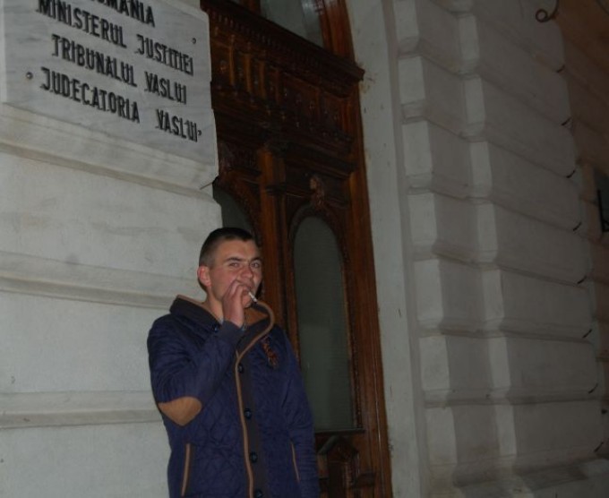 El este Silviu Burada, tanarul care a luat-o pe fata din stadia de autobuz, iar mai apoi a sechestrat-o si si-a chemat prietenii pentru a o batjocori