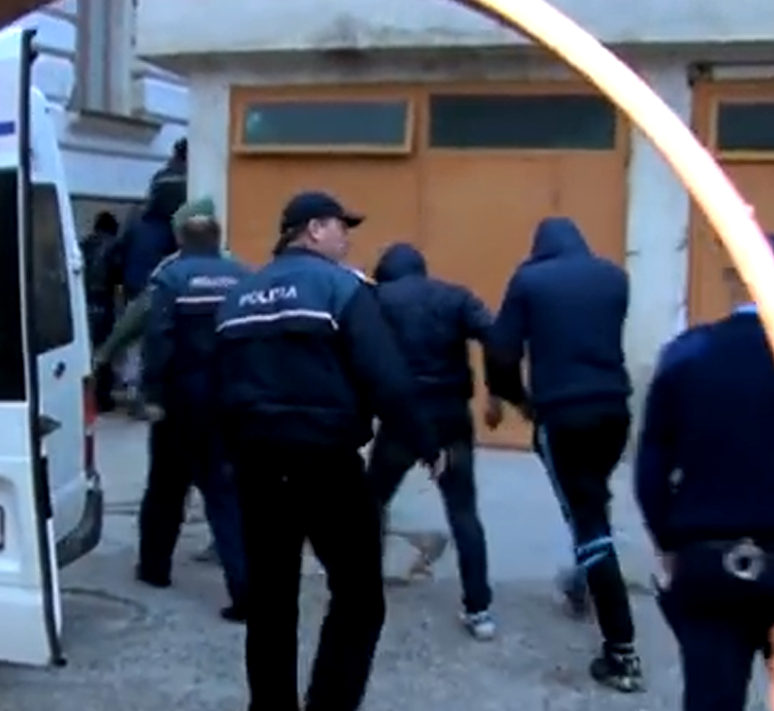 Sapte tineri, majoritatea cu constitutie atletica, au violat o pustoaica de 18 ani