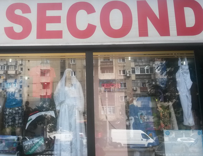 Acest magazin Second Hand din Ferentari vinde rochii de mireasa la pretul de 100 lei