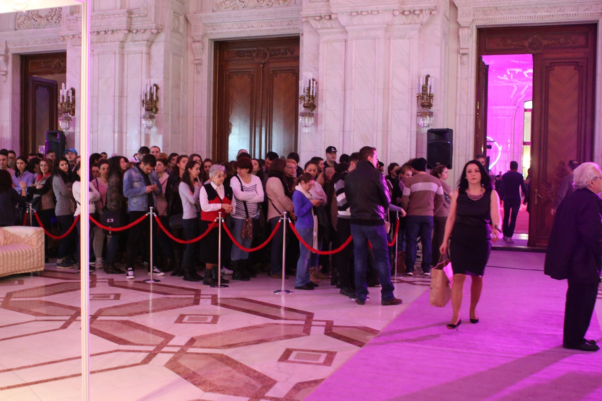 Nici nu se deschisese targul ca la coada se adunasera peste o suta de viitoare mirese