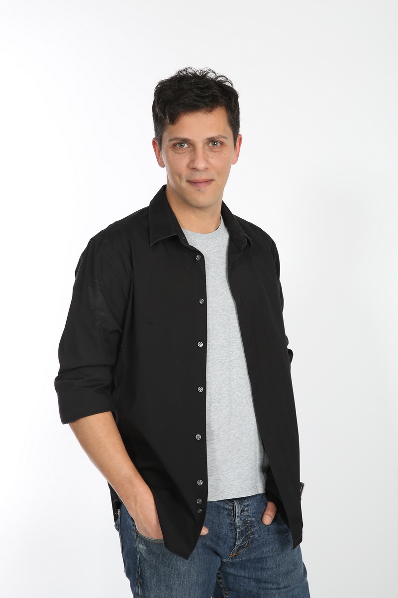 Lucian Viziru a fost plecat in Germania, acolo unde a profesat ca instructor de tenis