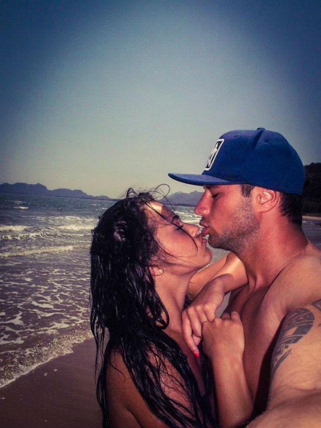 Deea sustine ca Tomita o atrage mai mult decat Cristi, iubitul cu care a intrat in emisiune