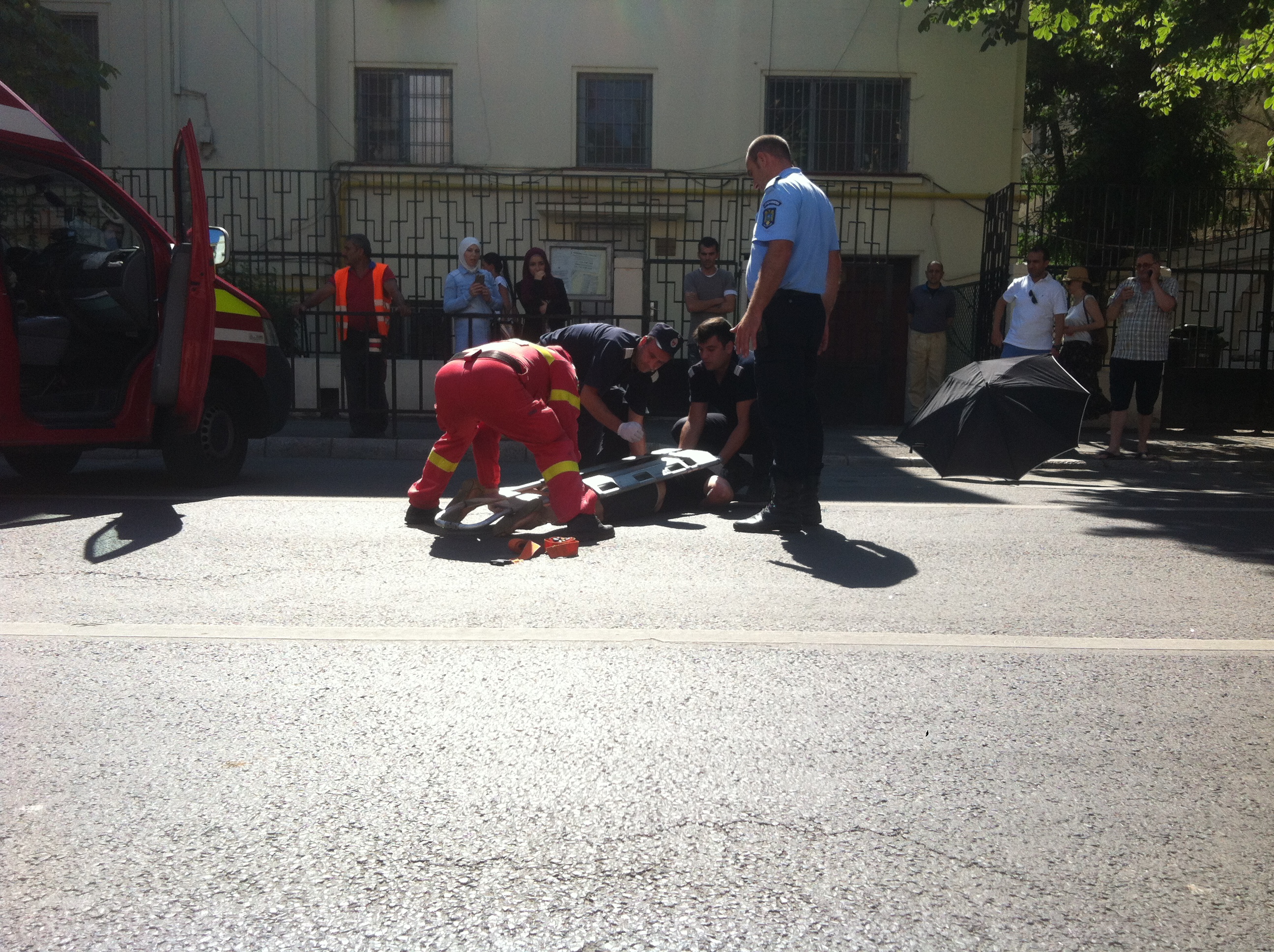 O femeie a sarit in fata unei masini pe strada Polona, iar soferul nu a mai avut cum sa evite impactul