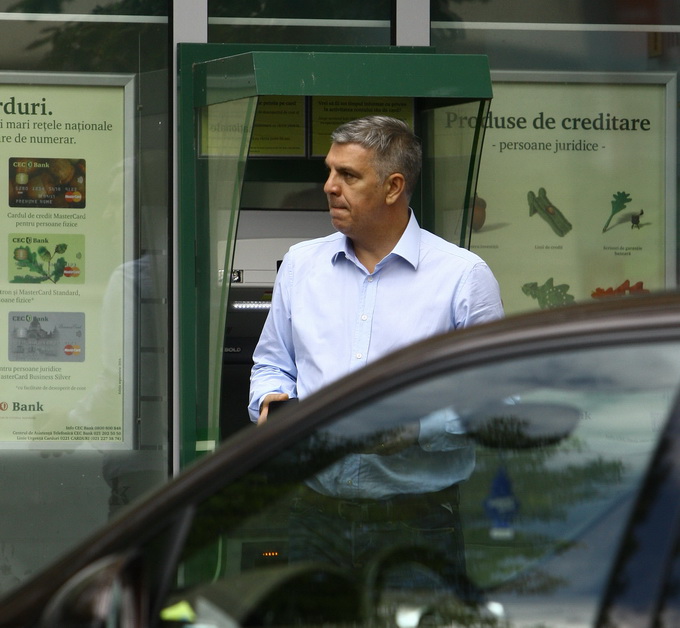 Zgonea a scos banii si s-a indreptat spre masina