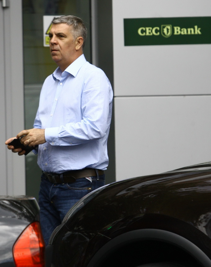 Valeriu Zgonea s-a uitat atent in jurul sau