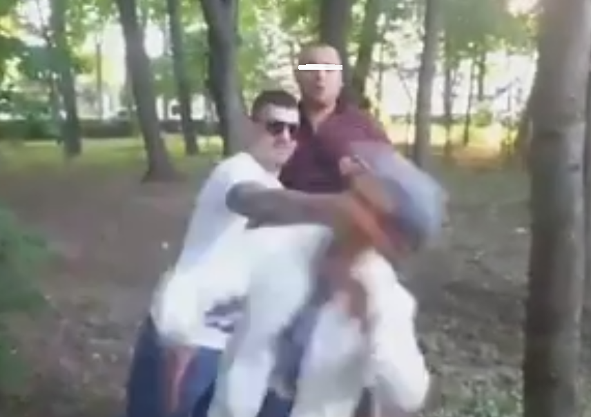 Barbatul fara aparare este luat la bataie de amicii lui Adrian