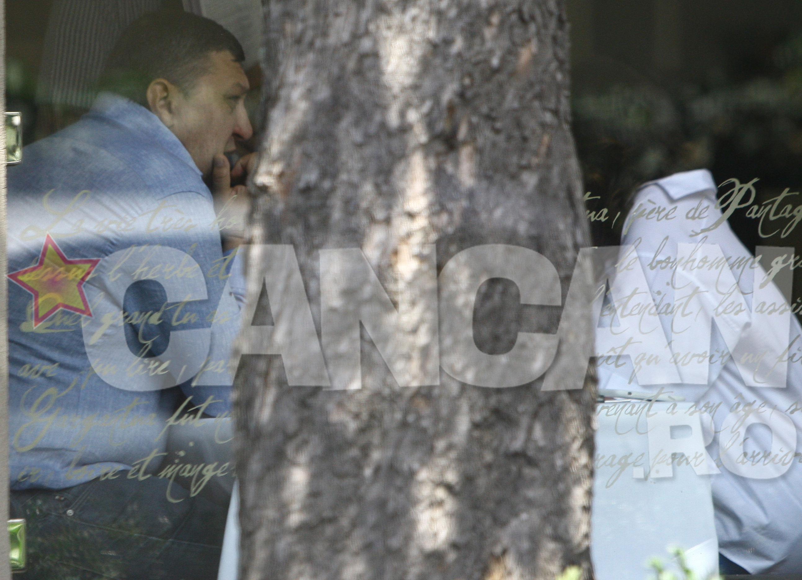 Politicianul discuta cu sotia sa