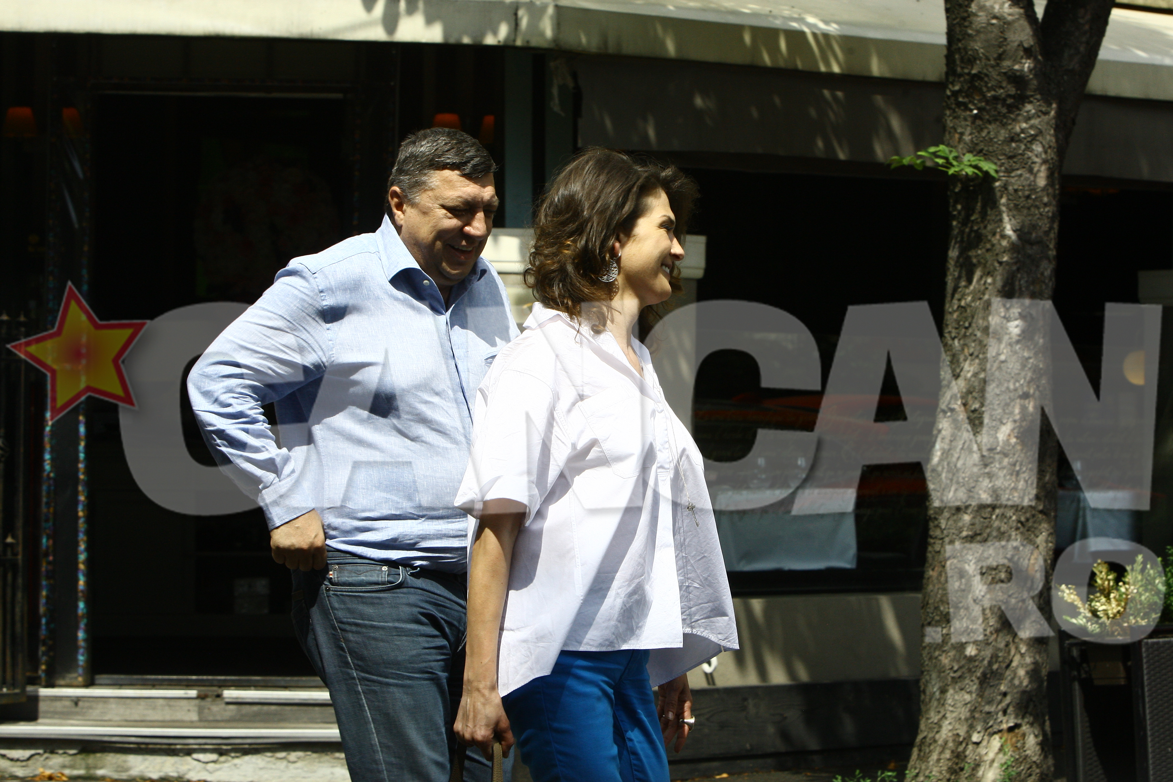 Sotia lui Atanasiu zambeste ironic dupa ce acesta n-a cumparat buchetul de flori