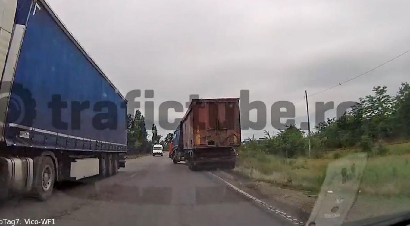 Accidentul a fost filmat de un alt participant la trafic cu ajutorul unei camere aflate pe bordul masinii