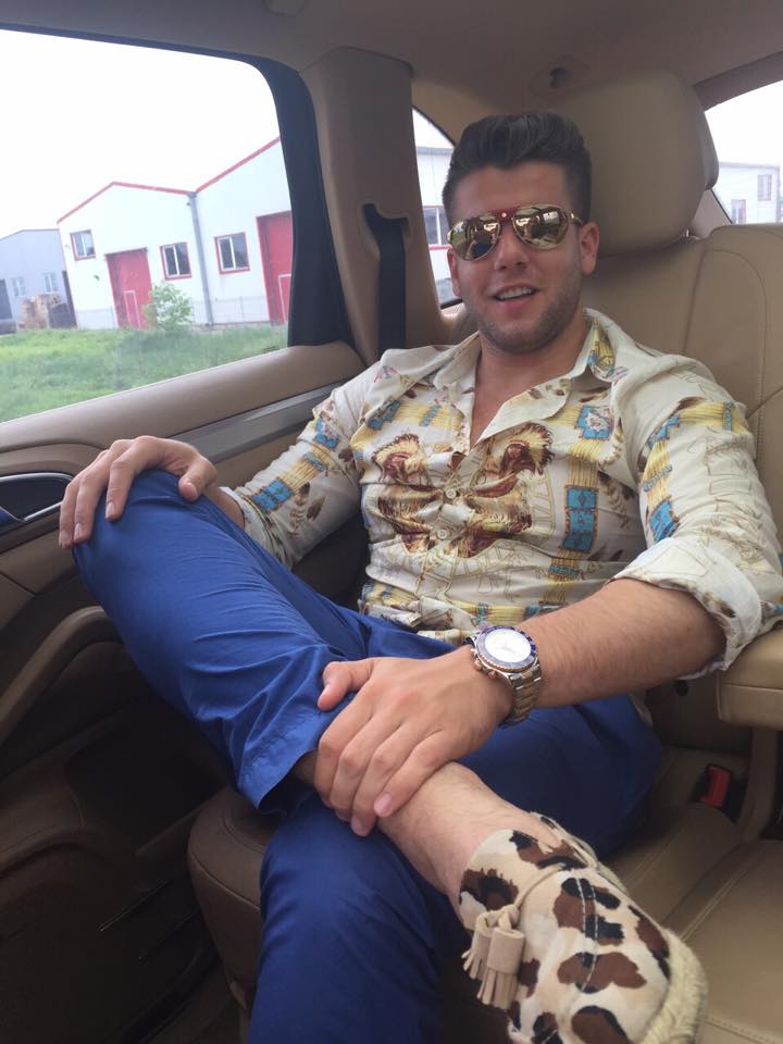 Andrei Penescu adopta un stil vestimentar excentric