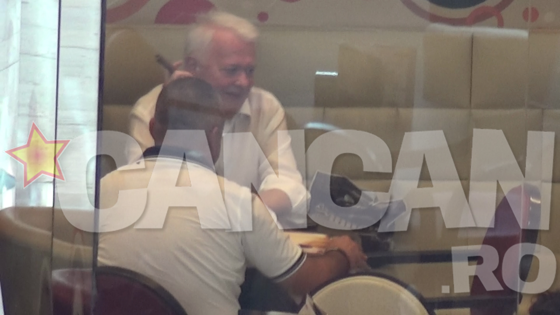 Politicianul si-a aprins trabucul si a discutat cu un amic