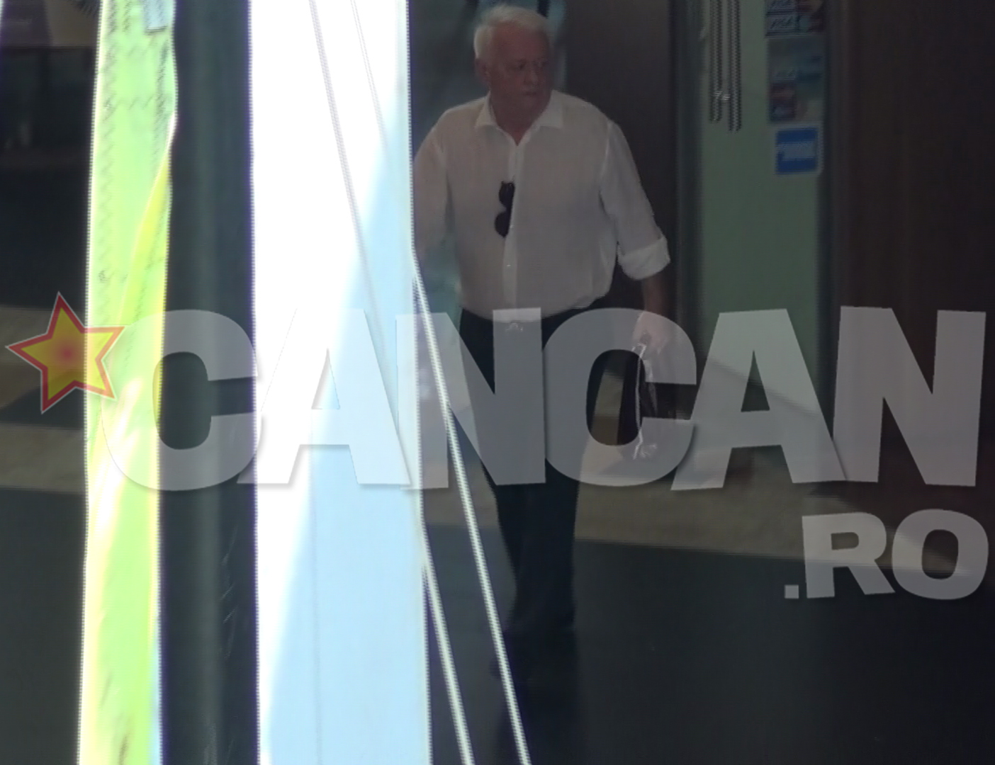 Politicianul tine in mana punga in care se afla trabucurile