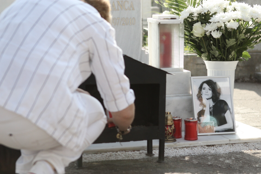 Fanii artistei au adus flori si au aprins lumanari la capataiul cantaretei