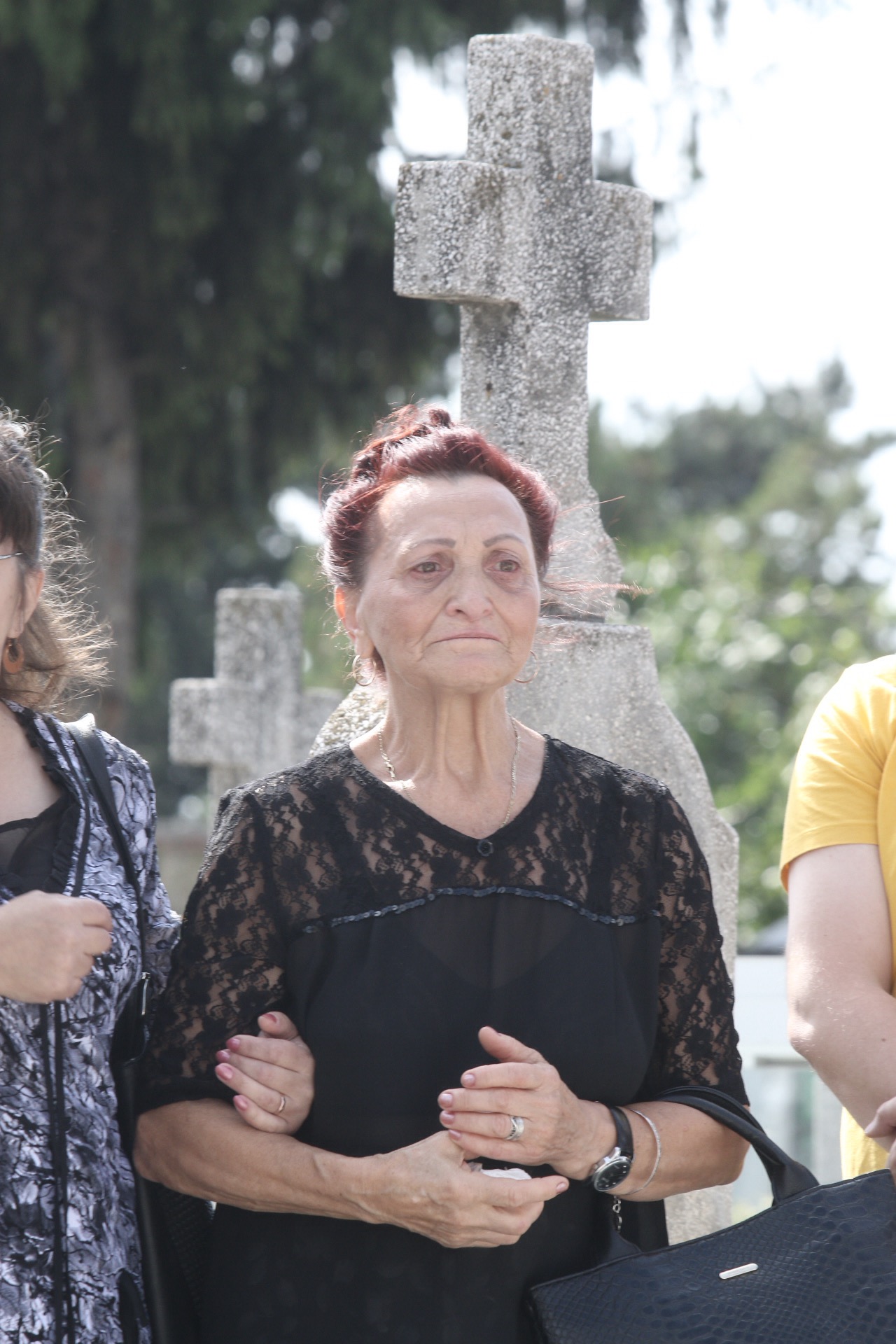 Eugenia Manole a venit inca de la ora 10.00 la mormantul fiicei sale