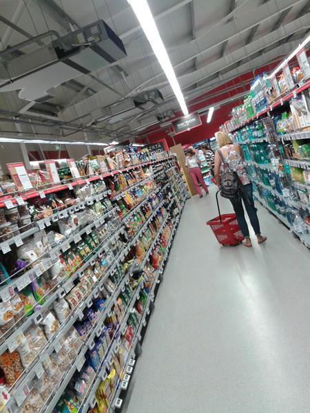 Violeta Pavel face cumparaturile ghidata prin telefon