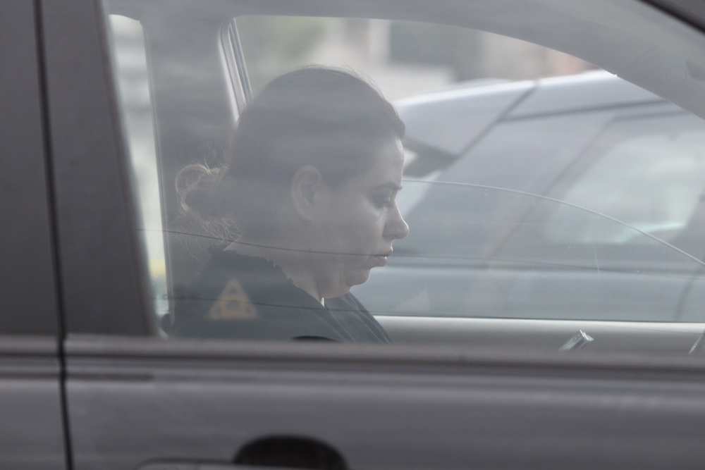 Fiica fostului prim ministru se dezlipeste cu greu de telefonul mobil