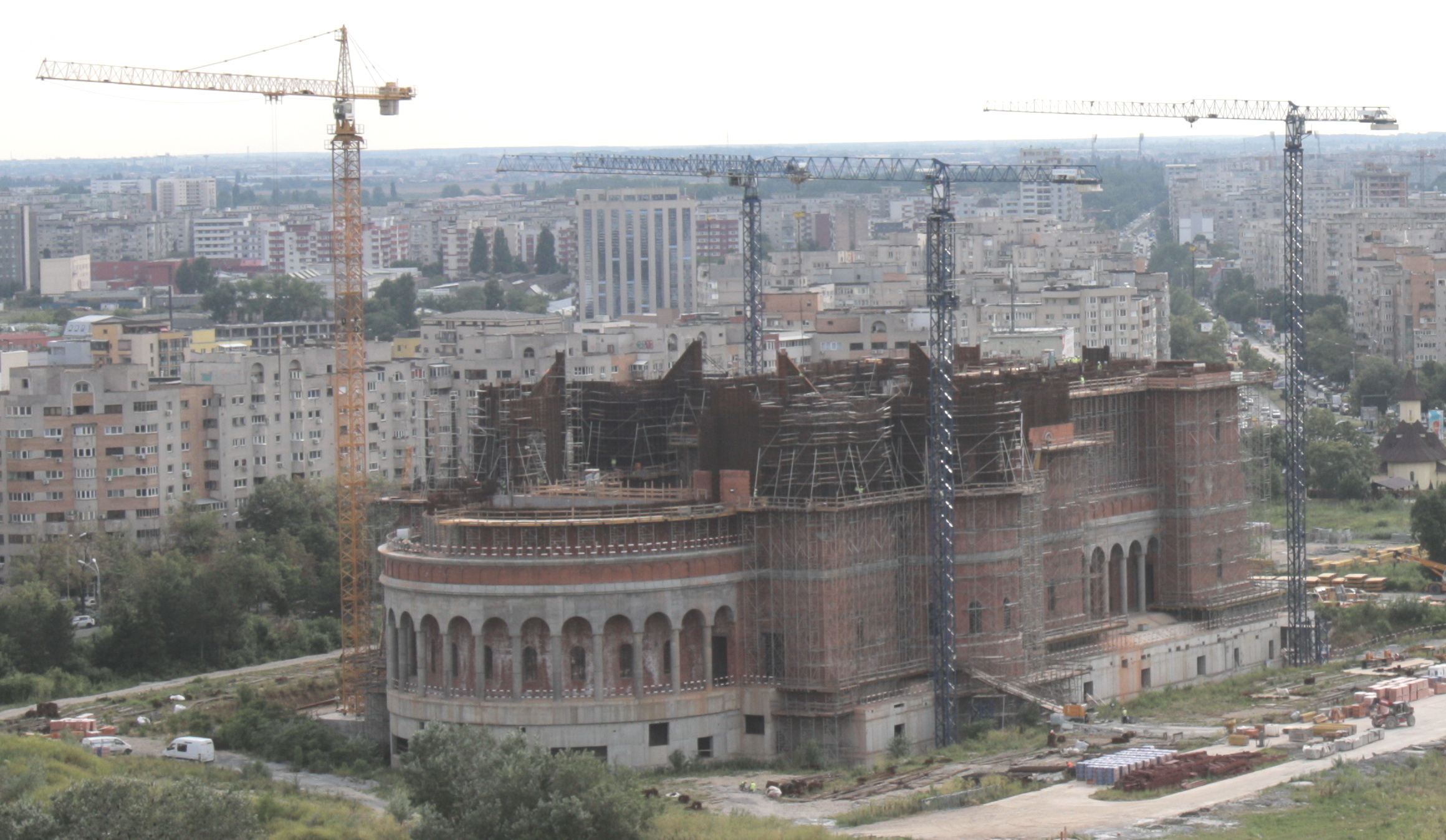 Zeci de muncitori lucreaza cat e ziua de lunga la Catedrala Neamului