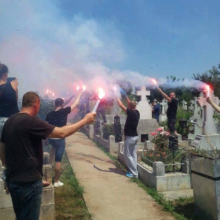 Fanii au aprins torte in cimitirul in care a fost inmormantat Sorin