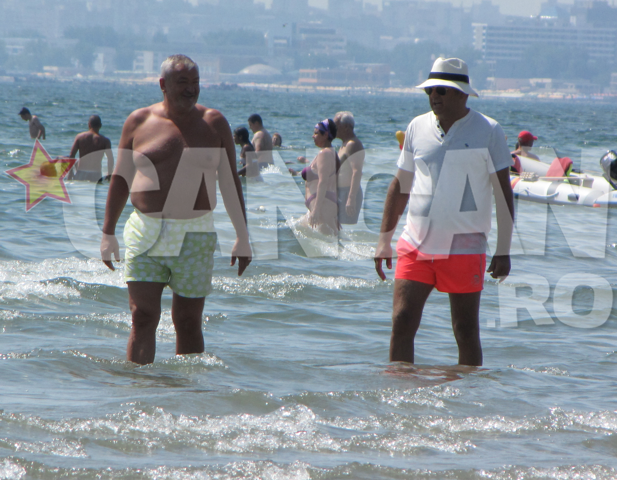 Sebastian Vladescu a preferat sa discute in apa cu amicul sau