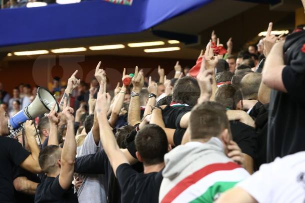 Ungurii s-au intors cu spatele in timpul intonarii imnului nostru national, au arata semne obsecene si au huiduit (sursa foto: gsp.ro)