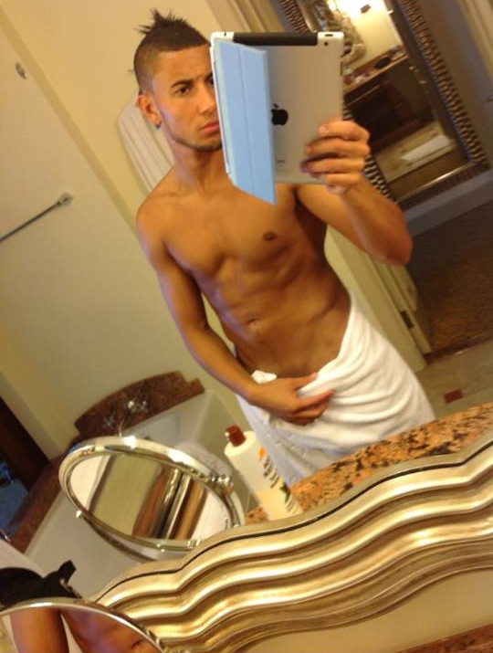 Hamroun pare a fi fanul selfie-urilor in oglinda