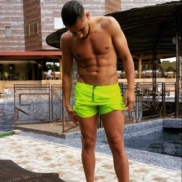 Hamroun se mandreste cu patratelele de pe abdomenul sau