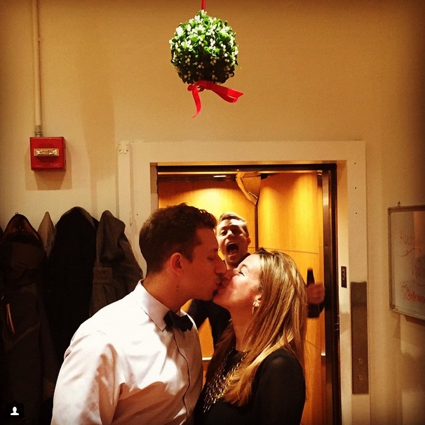 Tanarul apare in toate pozele fratelui sau, care incearca sa isi faca o poza cu iubita sa