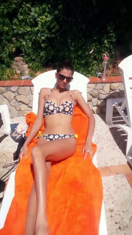 Alina arata foarte bine in costum de baie